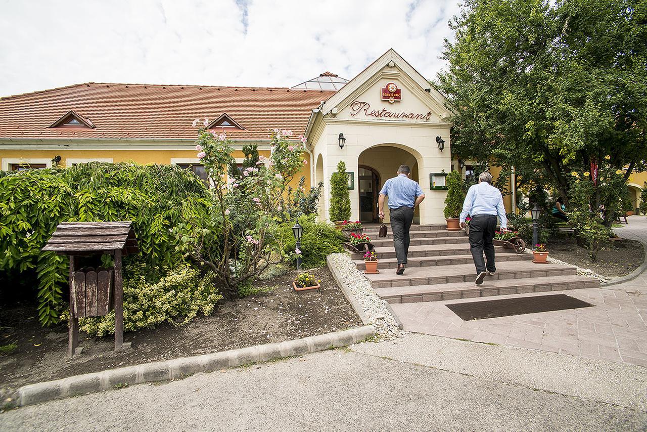 Gastland M0 Hotel & Conference Center Szigetszentmiklós Exterior foto